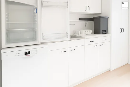 Teeküche mit Kühlschrank, Geschirrspülmaschine