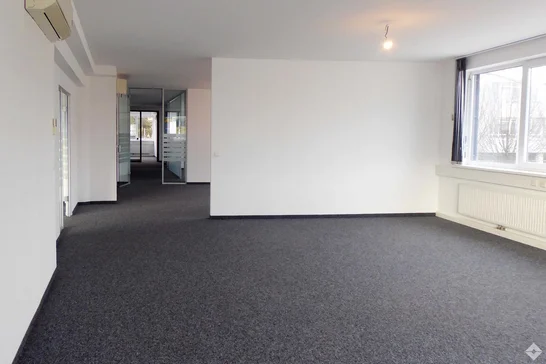 hoelzl hubner immobilien modernes helles buero liefering