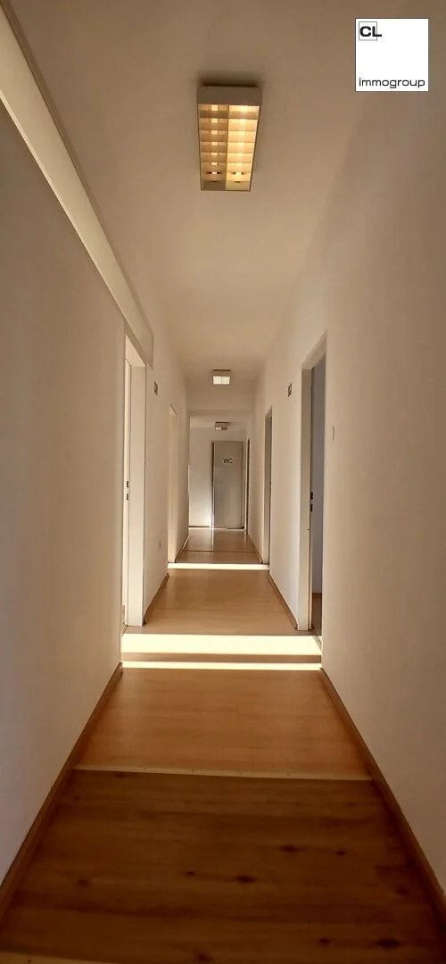 Gang Richtung Küche, WCs